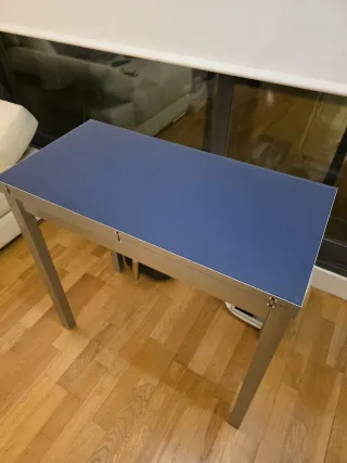 Mesa de cocina azul y plateada