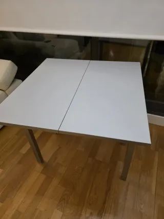 Mesa de cocina azul y plateada