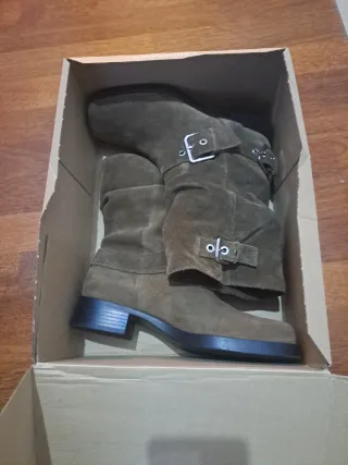 Botas de piel con hebilla