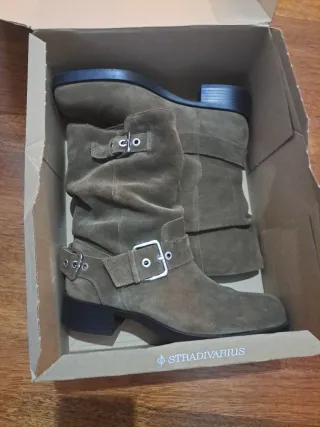 Botas de piel con hebilla