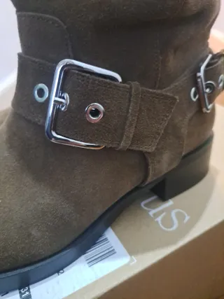 Botas de piel con hebilla