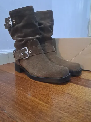 Botas de piel con hebilla