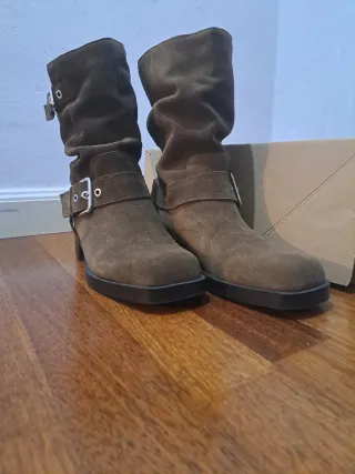 Botas de piel con hebilla