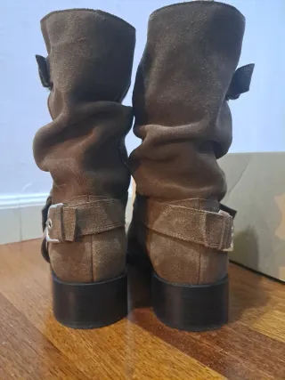 Botas de piel con hebilla