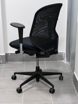 Silla de oficina ergonómica negra