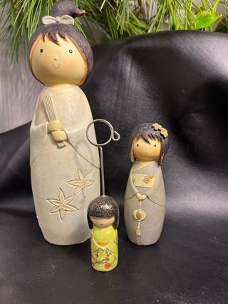 Figurine Kokeshi in Ceramica: Set di Tre Decorazioni