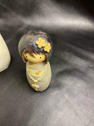 Figurine Kokeshi in Ceramica: Set di Tre Decorazioni