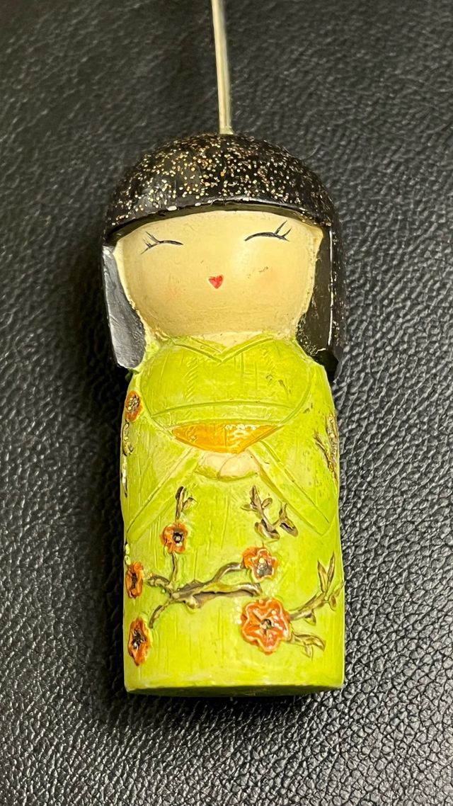 Figurine Kokeshi in Ceramica: Set di Tre Decorazioni