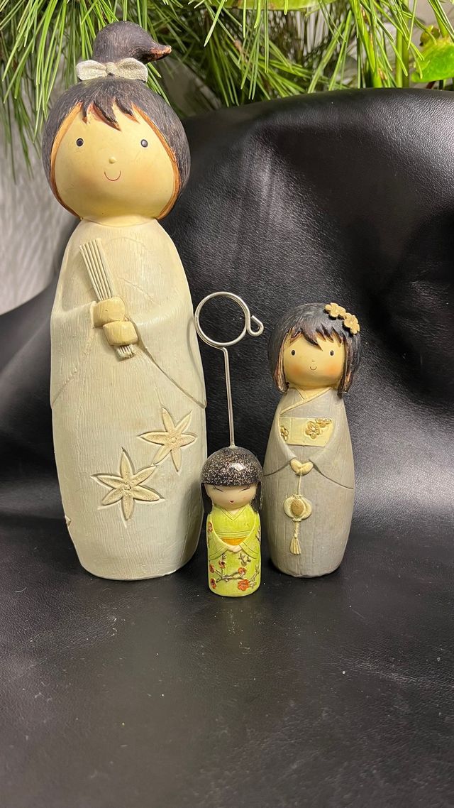 Figurine Kokeshi in Ceramica: Set di Tre Decorazioni