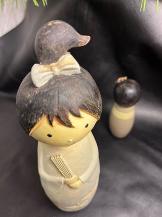 Figurine Kokeshi in Ceramica: Set di Tre Decorazioni