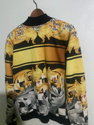 Sudadera Versace dorada con estampado barroco