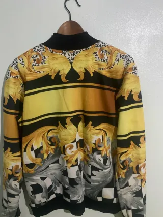Sudadera Versace dorada con estampado barroco