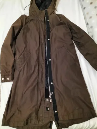Parka marrón con capucha,se quita el forro,