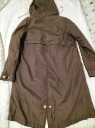 Parka marrón con capucha,se quita el forro,