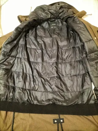 Parka marrón con capucha,se quita el forro,