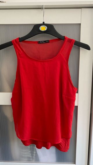 Camiseta tirantes Bershka roja talla L