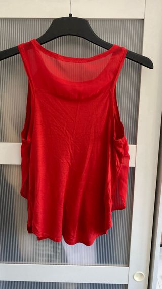 Camiseta tirantes Bershka roja talla L