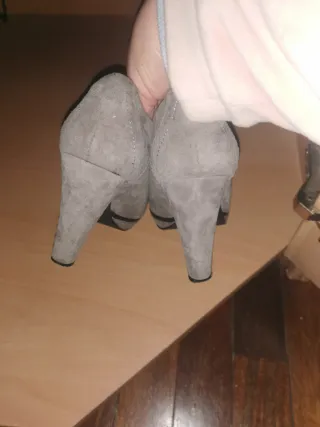 Zapatos de tacón grises CAFE NOIR