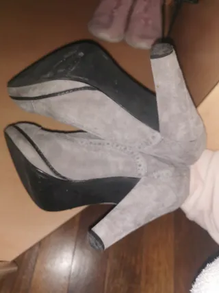 Zapatos de tacón grises CAFE NOIR