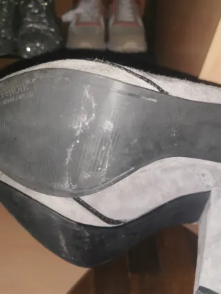 Zapatos de tacón grises CAFE NOIR