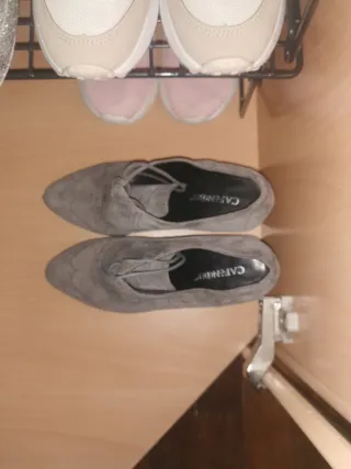 Zapatos de tacón grises CAFE NOIR