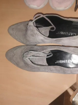 Zapatos de tacón grises CAFE NOIR