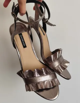 Sandalias plateadas con volantes