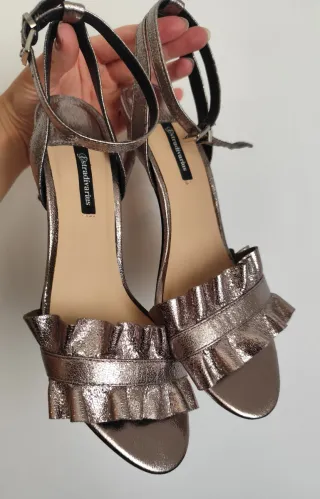 Sandalias plateadas con volantes