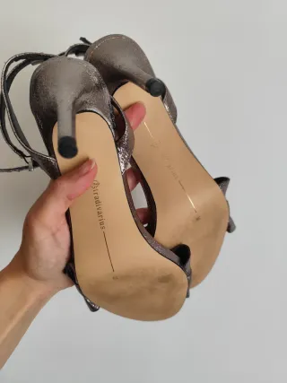 Sandalias plateadas con volantes