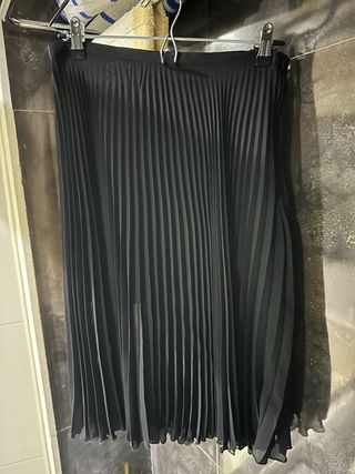Falda plisada elegante de gasa negra