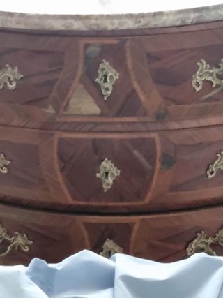 Cómoda de madera con tapa de mármol