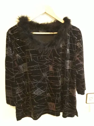 Blusa Negra con Adorno de Plumas