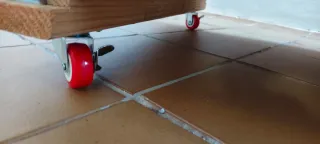 Cajón de madera con ruedas , con ruedas