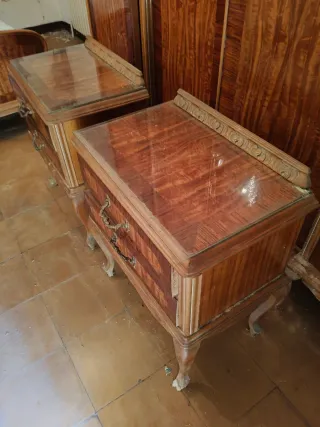 Comodino antico in legno