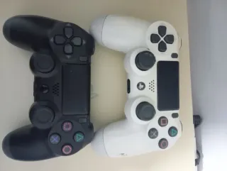 Consola PS4 + 2 Mandos (Negro y Blanco)