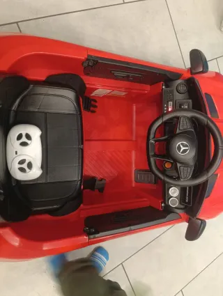 Auto elettrica Mercedes-Benz rossa