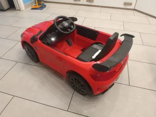 Auto elettrica Mercedes-Benz rossa