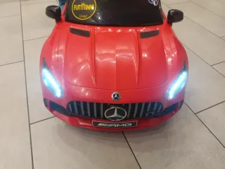 Auto elettrica Mercedes-Benz rossa