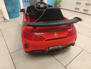 Auto elettrica Mercedes-Benz rossa