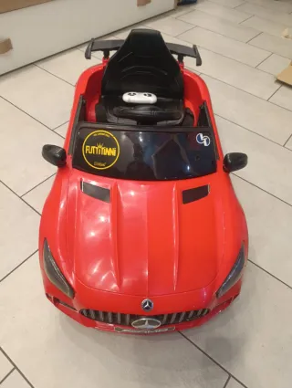 Auto elettrica Mercedes-Benz rossa