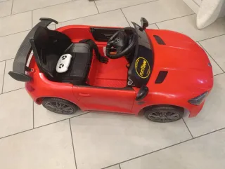 Auto elettrica Mercedes-Benz rossa