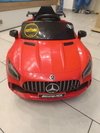 Auto elettrica Mercedes-Benz rossa