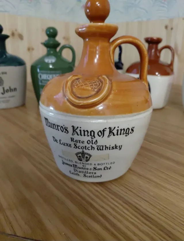 Bottiglie di ceramica per whisky (varie marche)
