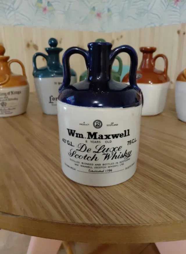 Bottiglie di ceramica per whisky (varie marche)