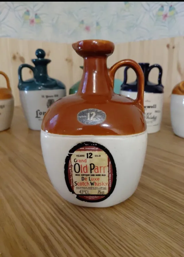 Bottiglie di ceramica per whisky (varie marche)