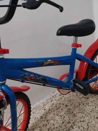Bicicleta infantil Spiderman azul