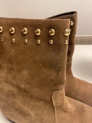 Botines serraje FOSCO tachuelas marrón y dorado.