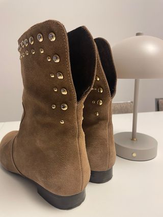 Botines serraje FOSCO tachuelas marrón y dorado.