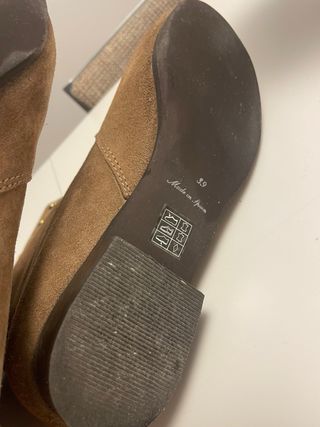 Botines serraje FOSCO tachuelas marrón y dorado.