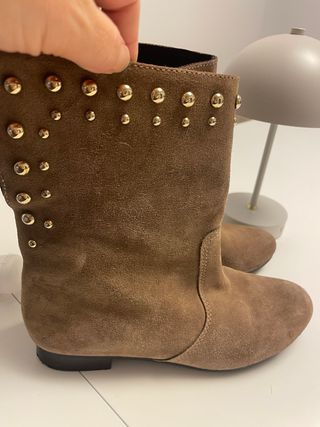 Botines serraje FOSCO tachuelas marrón y dorado.